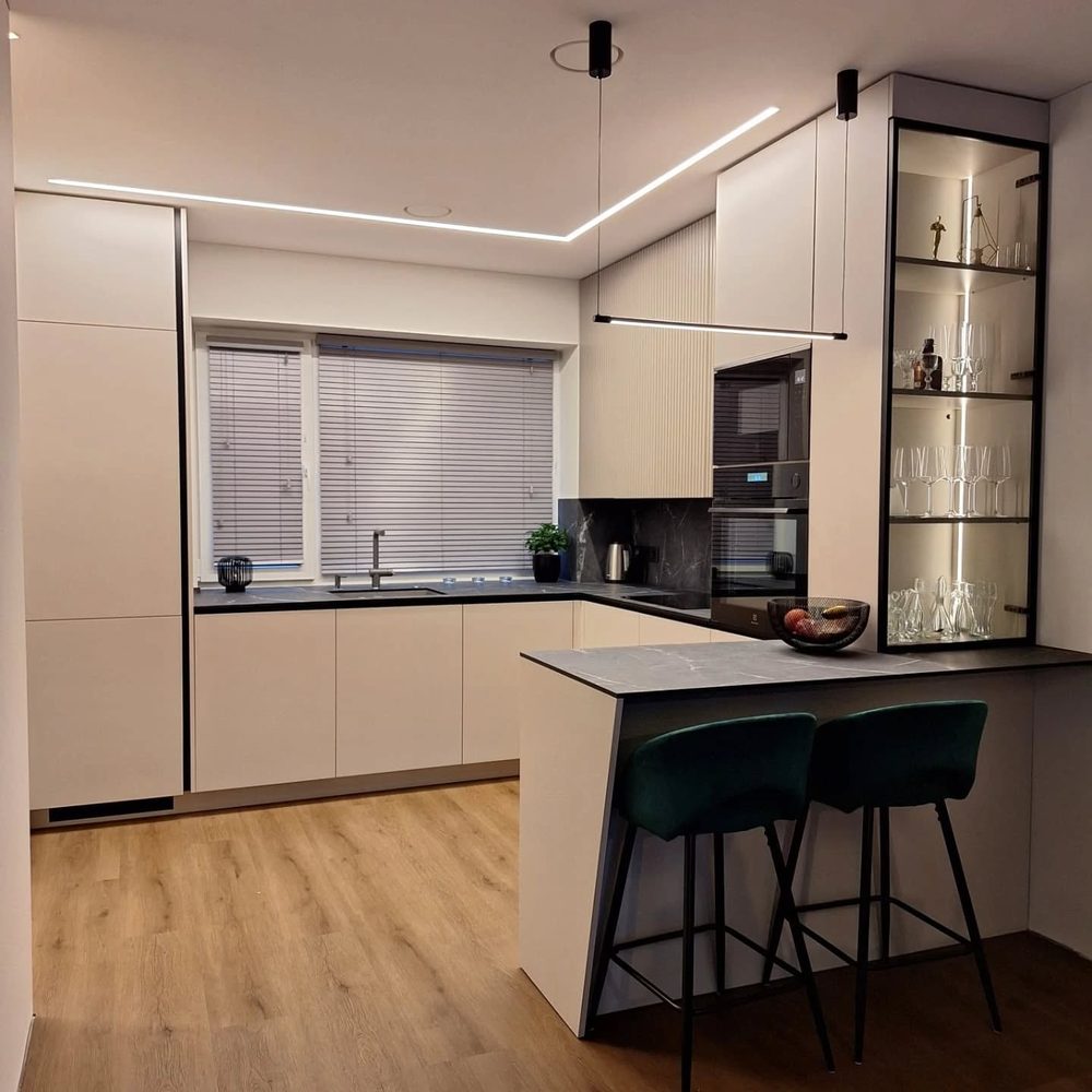 ABC Baldai pagaminta virtuvė su baro sala — virtuvės baldai pagal užsakymą